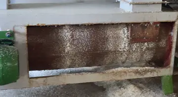 Secador tirando água mostrando como funciona uma secadora de plástico