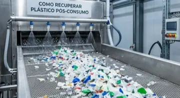 Maquinário industrial de última geração processando materiais para o guia Como Recuperar Plástico Pós-Consumo
