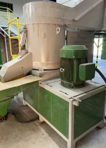 Aglutinador, uma máquina de reciclagem de plástico que pica e aglomera o plástico.