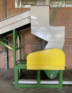 Moinho, uma máquina de reciclagem de plástico que corta o plástico em pedaços menores.