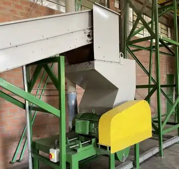 Uma imagem externa do moinho de plástico mostrando sua estrutura