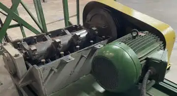 Um moinho de plástico aberto, mostrando o seu rotor