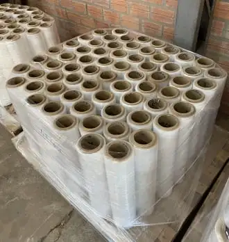 Bobinas transparentes, resultado da reciclagem de filme plástico stretch