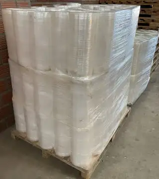 Pilha de bobinas de reciclagem de filme plástico stretch em cima de um pallet