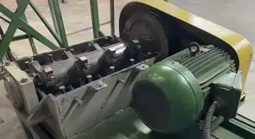 Um moinho de plástico aberto, mostrando o seu rotor